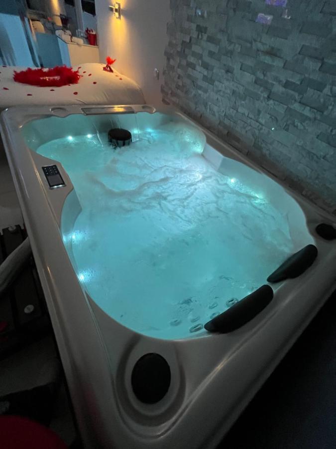 Love Room Avec Spa Privatif Le Rove Esterno foto
