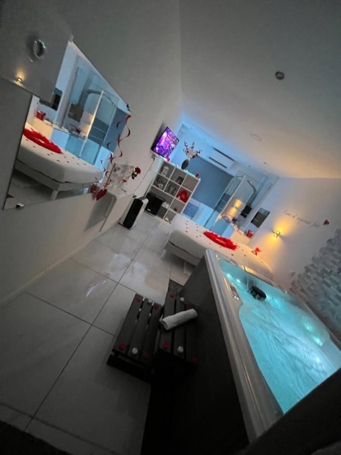 Love Room Avec Spa Privatif Le Rove Esterno foto